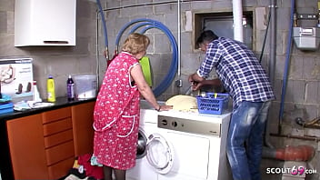 Abuela alemana con grandes tetas es follada por un chico joven después de hacer las tareas del hogar