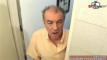 abuelo voyeure se folla a una espa&ntilde;ola amateur en el ba&ntilde;o con tetas peque&ntilde;as