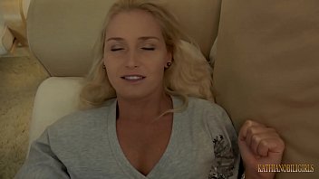 Acabas de descubrir a tu hermanastra haciendo porno. ¡Para mantener tu boca cerrada, ella tiene que complacerte!