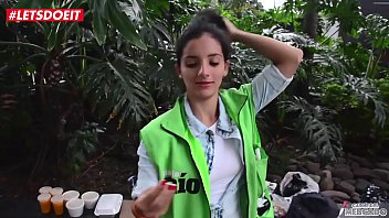 Adolescente colombiano minúsculo seducido en el mercado toma una gran polla – LETSDOEIT.COM