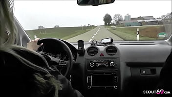 Ama de casa rubia alemana folla con un joven autoestopista después del trabajo en el coche en un camino de tierra