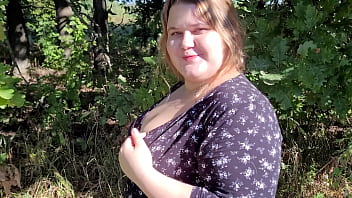 Autoestopista Chubby Cutie de 18 a&ntilde;os en pantimedias rotas realmente quer&iacute;a mi polla y mi semen