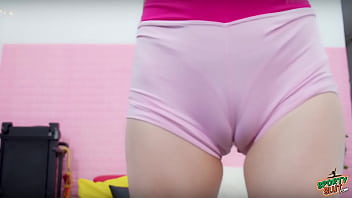 Cameltoe Heaven Puta delgada Culo redondo Pezones puntiagudos Pantalones cortos de motociclista ajustados