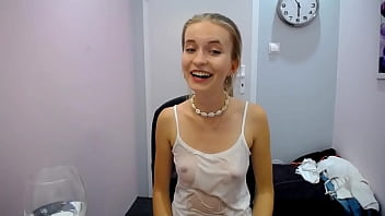 Camgirl rubia delgada con tetas pequeñas posa en un top transparente
