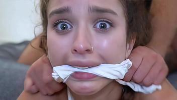 CASI LA ROMPIMOS – Mujer joven apenas legal convertida en una puta lamiendo semen
