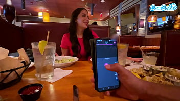 chica cachonda se masturba durante el almuerzo en público