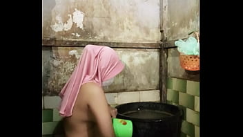 Chica con hiyab se ducha mientras se masturba