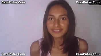 Chica de 18 a&ntilde;os le rompen su culo virgen a cambio de dinero
