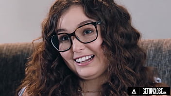 Chica guapa se la follan apasionadamente