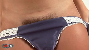 Cuando se quita la braguita , nos revela un precioso coño bien peludo!