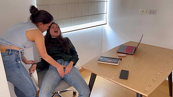 Cumplo mi fetiche de tener sexo l&eacute;sbico con jeans.
