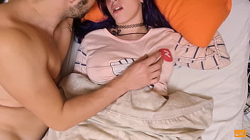 Despertando a mi compa&ntilde;era de cuarto con un orgasmo caliente en el pez&oacute;n – Baby Hottie