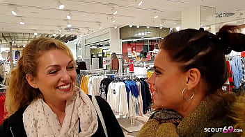 Dos jóvenes estudiantes alemanes follados por desconocidos en pleno centro comercial