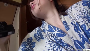 El nuevo empleado japonés sin fondo es tocado hasta el orgasmo mientras intenta filmar una fiesta sexual de esposas infieles con mujeres mayores que lo hacen