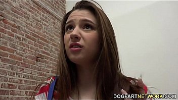 Elektra Rose se folla a su primera polla negra en un agujero de la gloria