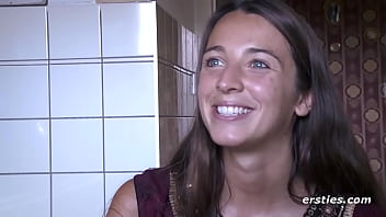 Ersties: chica aficionada se mete los dedos en el co&ntilde;o mojado