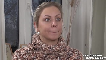 Ersties – Chica checa de 25 años juega con sus dedos y juguetes