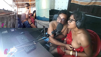 Esposa india Agni reaccionando a v&iacute;deos porno – Sexo al aire libre