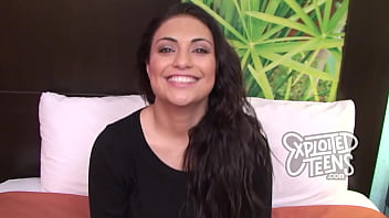 Esta joven morena amateur tiene tetas gordas y una boca suave