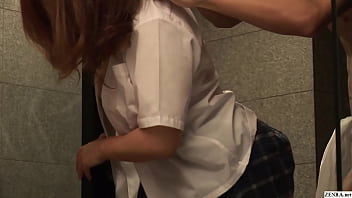 Extraño programa de juegos japonés en el que una pareja real ve a un actor musculoso con una ga calva desnudando y acariciando a una estrella de JAV