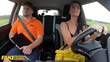 Fake Driving School Un video porno con tem&aacute;tica de COVID-19 en el que se la follan en un auto