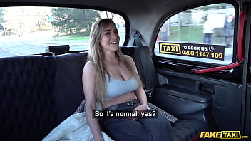 Fake Taxi Mira estos enormes pechos naturales rebotar cuando monta una enorme polla