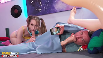 Fakehub – La linda camgirl universitaria sueca hace una actuaci&oacute;n para los fan&aacute;ticos antes de tener sexo anal con un compa&ntilde;ero de casa con una