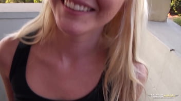 Fuertes gemidos llenan la habitación del hotel mientras la rubia Ashley Stone es follada apasionadamente