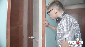 GAMER se coge a hermana VENEZOLANA excitada y mojada.