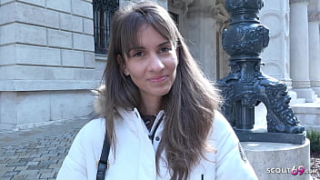 GERMAN SCOUT – Chica universitaria de tetas peque&ntilde;as habla con sexo porno en un trabajo de modelo