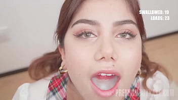Guapa amateur tragando corridas frescas en una pel&iacute;cula porno de bukkake. La impresionante adicta al semen de Europa, Marina Gold, est&aacute; lista para