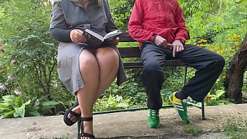 hermosa al aire libre masturbaci&oacute;n con la mano de un Caliente MILF