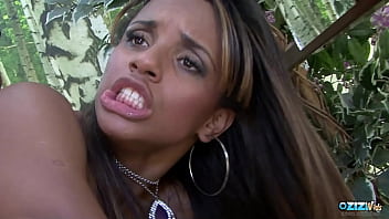 Hermosa joven negra Chris Lira monta una BBC hasta que recibe un facial desordenado