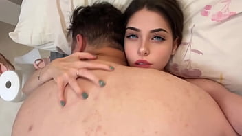 Hijastra da un masaje especial a su padrastro gordo y pajero, ella lo atrapa viendo porno y decide ayudarlo a correrse , masajeando la polla y dejando que su padrastro