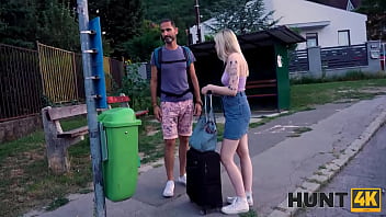 HUNT4K. Los turistas necesitan dinero. Chico vende melocotón GF a cazador
