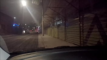 ¡El esposo dejó que la esposa entrara sola al cine porno y regresó toda sucia con semen y disfrutó!