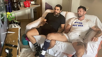 &iexcl;Hey Amigo, no soy bisexual! &iexcl;No deber&iacute;amos hacer esto, me gusta tu hema! – Twink tatuado curioso e inseguro recibe consejos sexuales de primera