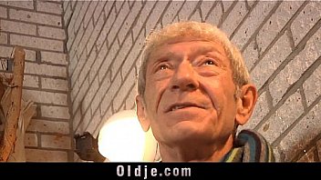 Joven masajista le da al abuelo el mejor masaje de coño