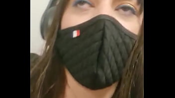 Jovencita caliente presumiendo tomando rollos y suela en su culo gozando como loca (actor y actriz porno)