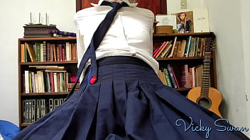 Jovencita en uniforme escolar se sienta en pene y le acaban dentro