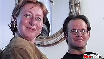 La cachonda milf de pelo corto en medias de nylon Marlene Schuster es follada y facializada en esta pel&iacute;cula retro