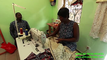 La costurera del barrio con su cliente que toma las medidas de los pantalones y aprovecha para tomar las medidas de su polla la cual empieza chupando y bebiendo