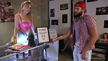 La due&ntilde;a de una tienda porno rubia caliente Mona Wales atrap&oacute; al camionero Nathan Bronson masturb&aacute;ndose durante una pel&iacute;cula porno en
