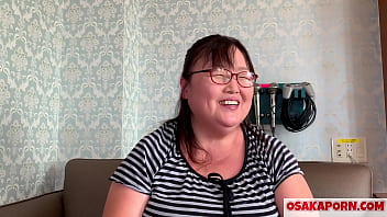 La gorda mamá japonesa muestra enormes tetas y disfruta de los juguetes sexuales. Madre asiática de 51 años habla de su experiencia sexual.