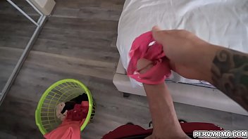 La madrastra deja sus bragas sucias en la cesta, pero es probable que su hijastro pervertido entre en su habitaci&oacute;n y las olfatee