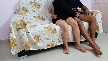 La novia sexy y caliente de un amigo folla por primera vez en el sof&aacute; Sexo de novia XXX en clara voz hindi