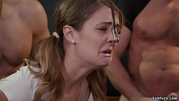 La pequeña estudiante morena Zoe Sparx es atada y follada en gang bang anal y luego doble penetración interracial follada en el aula por el profesor