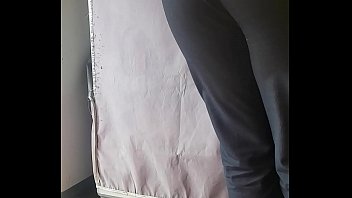 La veci cambiandose el uniforme
