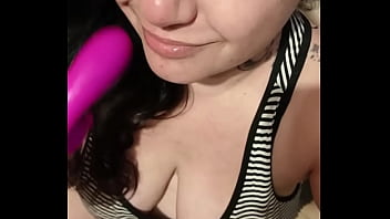 Lamiendo sus fluidos como gata porque le encanta el sabor de su vagina tras meterse un buen juguete