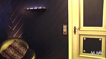 Las amas de casa lesbianas pecaminosas Kim Xxx y Nicole Deinhard follando sus cooshies resbaladizas con juguetes hasta el orgasmo